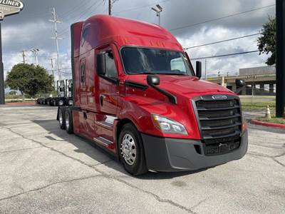 Freightliner Cascadia 126 Sleeper Semi Truck - Detroit 455HP