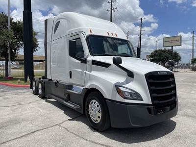 Freightliner Cascadia 126 Sleeper Semi Truck - Detroit 455HP