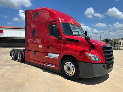 Freightliner Cascadia 126 Sleeper Semi Truck - Detroit 455HP