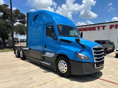 Freightliner Cascadia 126 Sleeper Semi Truck - Detroit 425HP