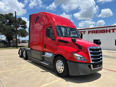 Freightliner Cascadia 126 Sleeper Semi Truck - Detroit 425HP
