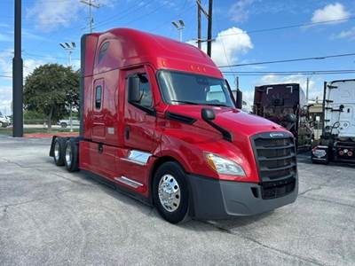Freightliner Cascadia 126 Sleeper Semi Truck - Detroit 455HP