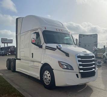 Freightliner Cascadia 126 Sleeper Semi Truck - Detroit 455HP