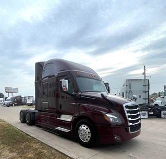 Freightliner Cascadia 126 Sleeper Semi Truck - Cummins 450HP