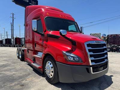 Freightliner CASCADIA 126 Sleeper Semi Truck - Detroit 450HP