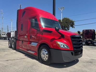 Freightliner Cascadia 126 Sleeper Semi Truck - Detroit 455HP