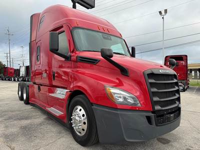 Freightliner Cascadia 126 Sleeper Semi Truck - Detroit 455HP
