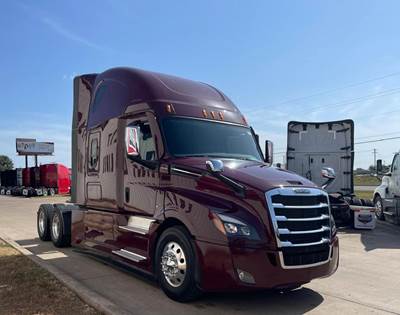 Freightliner Cascadia 126 Sleeper Semi Truck - Cummins 450HP