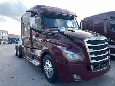 Freightliner CASCADIA 126 Sleeper Semi Truck - Detroit 425HP