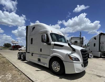 Freightliner CASCADIA 126 Sleeper Semi Truck - Detroit 455HP