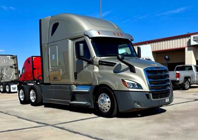 Freightliner Cascadia 126 Sleeper Semi Truck - Detroit 455HP