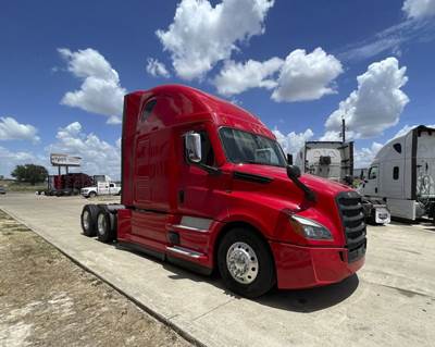 Freightliner Cascadia 126 Sleeper Semi Truck - Detroit 455HP