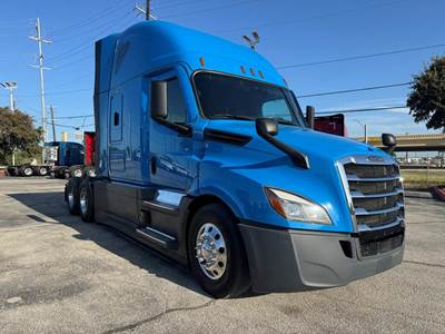 Freightliner CASCADIA 126 Sleeper Semi Truck - Detroit 425HP