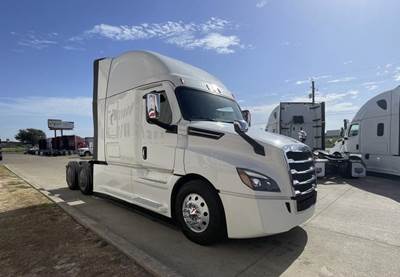 Freightliner Cascadia 126 Sleeper Semi Truck - Detroit 455HP
