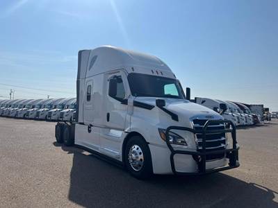 Freightliner Cascadia 126 Sleeper Semi Truck - Detroit 475HP