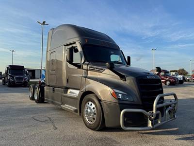 Freightliner CASCADIA 126 Sleeper Semi Truck - Detroit 455HP