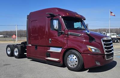 Freightliner CASCADIA 126 Sleeper Semi Truck - Detroit 425HP
