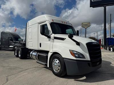 Freightliner CASCADIA 126 Sleeper Semi Truck - Detroit 455HP