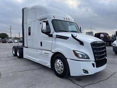Freightliner Cascadia Sleeper Semi Truck - Detroit 505HP