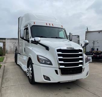 Freightliner Cascadia Sleeper Semi Truck - Detroit 455HP