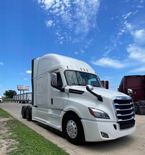 Freightliner Cascadia Sleeper Semi Truck - Detroit 455HP