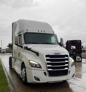 Freightliner Cascadia Sleeper Semi Truck - Detroit 455HP