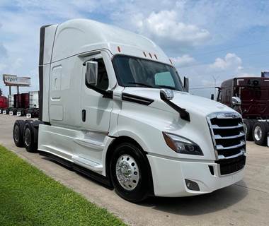 Freightliner Cascadia Sleeper Semi Truck - Detroit 455HP