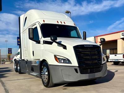 Freightliner CAS126SLP Sleeper Semi Truck - Detroit
