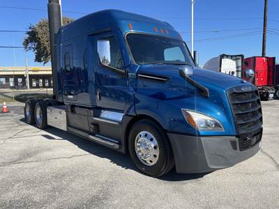 Freightliner PT126SLP Sleeper Semi Truck - Detroit 455HP