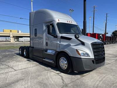 Freightliner PT126SLP Sleeper Semi Truck - Detroit 455HP
