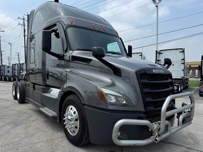 Freightliner PT126SLP Sleeper Semi Truck - Detroit 455HP