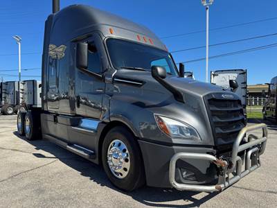 Freightliner PT126SLP Sleeper Semi Truck - Detroit 455HP