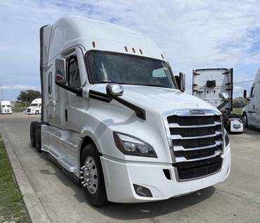 Freightliner PT126SLP Sleeper Semi Truck - Detroit 505HP