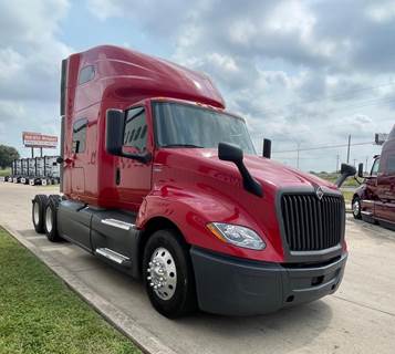 International LT625 Sleeper Semi Truck - Cummins 450HP