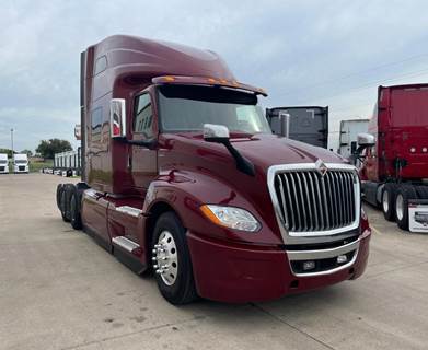 International LT625 Sleeper Semi Truck - Cummins 450HP