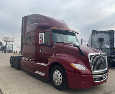 International LT625 Sleeper Semi Truck - Cummins 450HP