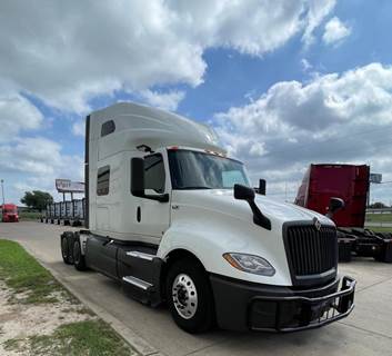 International LT625 Sleeper Semi Truck - Cummins 450HP
