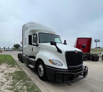 International LT625 Sleeper Semi Truck - Cummins 450HP