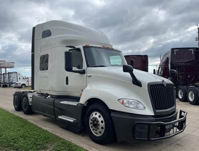 International LT625 Sleeper Semi Truck - Cummins 450HP