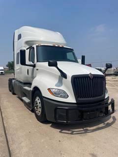 International LT625 Sleeper Semi Truck - Cummins 450HP