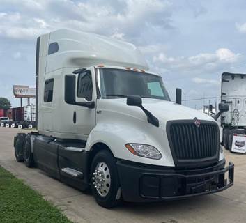 International LT625 Sleeper Semi Truck - Cummins 450HP