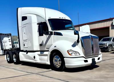 Kenworth T680 Sleeper Semi Truck - Cummins 455HP