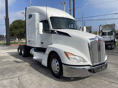 Kenworth T680 Sleeper Semi Truck - Cummins