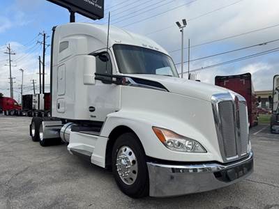 Kenworth T680 Sleeper Semi Truck - Cummins