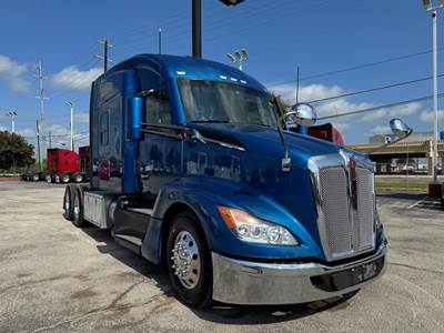 Kenworth T680 Sleeper Semi Truck - Cummins 455HP