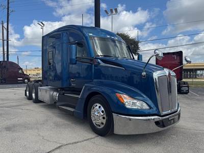 Kenworth T680 Sleeper Semi Truck - Cummins 455HP