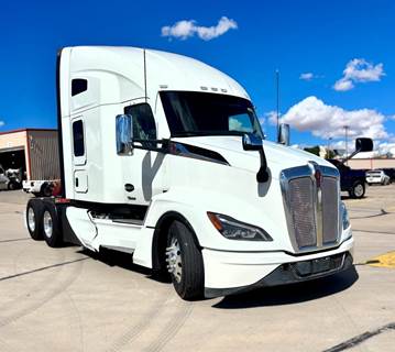 Kenworth T680 Sleeper Semi Truck - Paccar 450HP