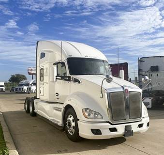 Kenworth T680 Sleeper Semi Truck - Cummins 450HP