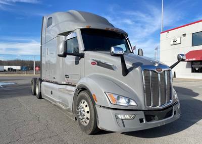 Peterbilt 579 Sleeper Semi Truck - Paccar 455HP