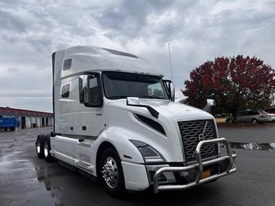 Volvo VNL Sleeper Semi Truck - D13 455HP